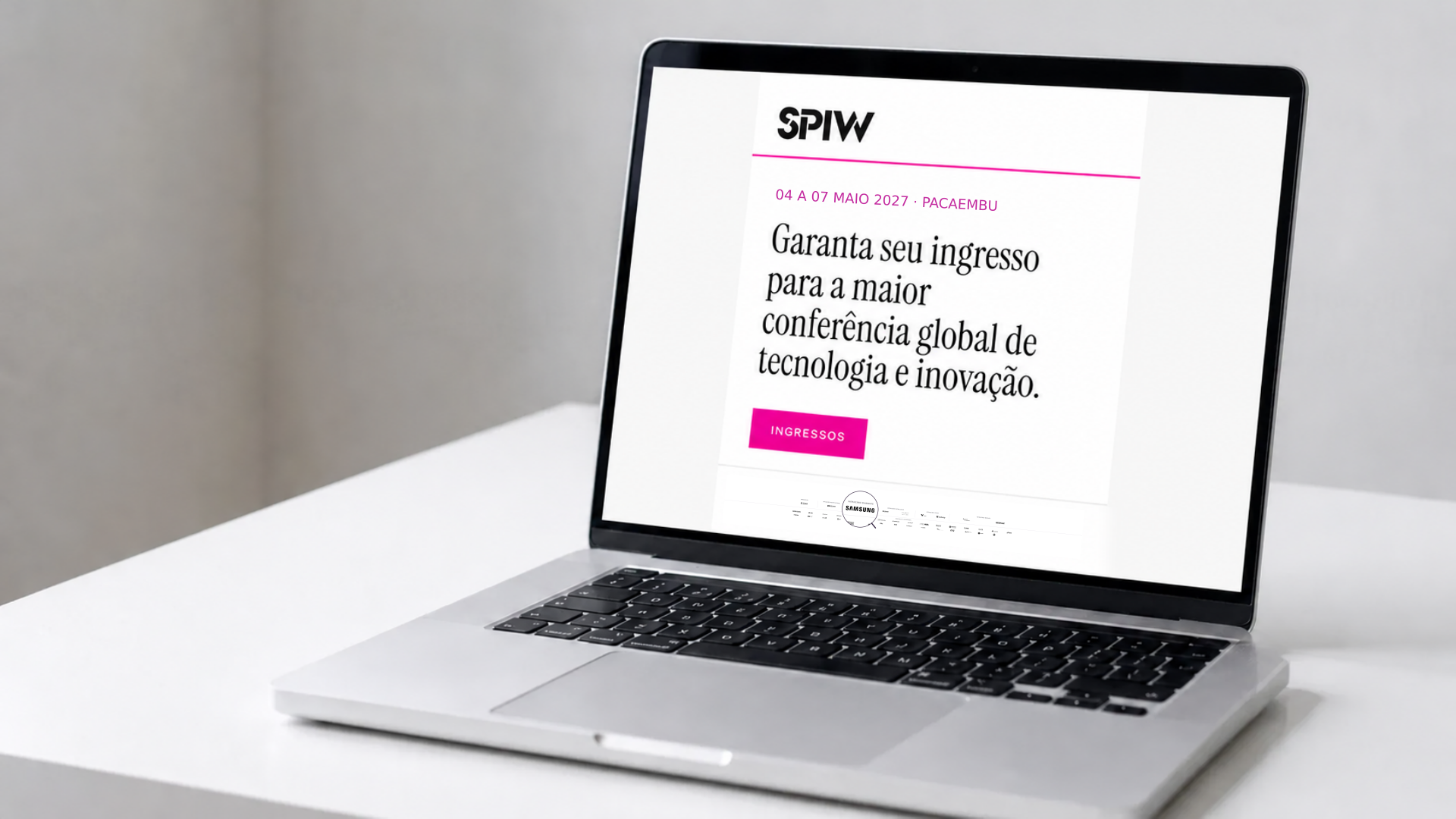 Mesmo mockup de laptop da proposta padrão, com assinatura Samsung na categoria Diamante.
